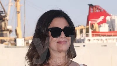 Με στενό λευκό φόρεμα η Δωροθέα Μερκούρη - Σπάνια δημόσια εμφάνιση για την πρώην σύντροφο του Παντζόπουλου