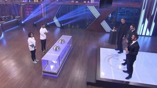 MasterChef 6: Ξεκίνησε η λαμπερή βραδιά του τελικού - Καλλιόπη και Παναγιώτης χαμογελαστοί στο πλατό