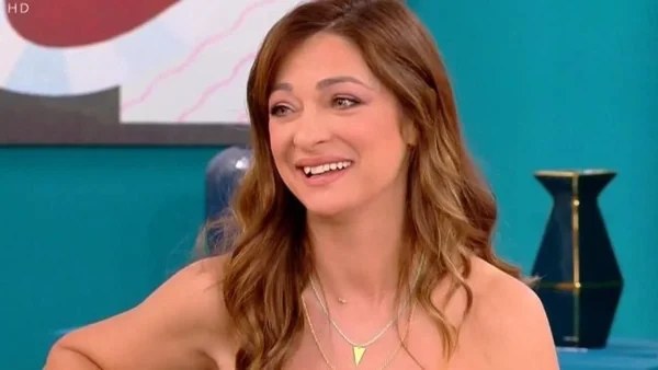 «Είχε αυτό το απότομο, το μη καθόλου...» - Η Έμιλυ Κολιανδρή αποκαλύπτει για τη συνεργασία της με το σύζυγό της Χρήστο Λούλη