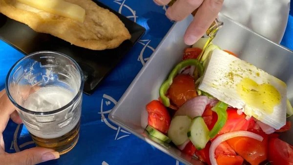 Βάζετε ελαιόλαδο και ρίγανη στη φέτα; Μην το ξανακάνετε ποτέ γιατί...
