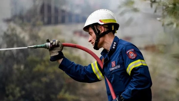 Φωτιά στον Ασπρόπυργο: Το 112 προειδοποιεί - «Μείνετε σε κλειστούς χώρους»