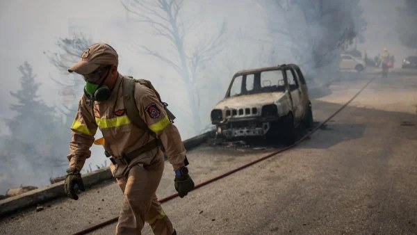 Λαμπάδιασε αυτοκίνητο στη Συγγρού Φιξ - Ανησυχητικές εικόνες