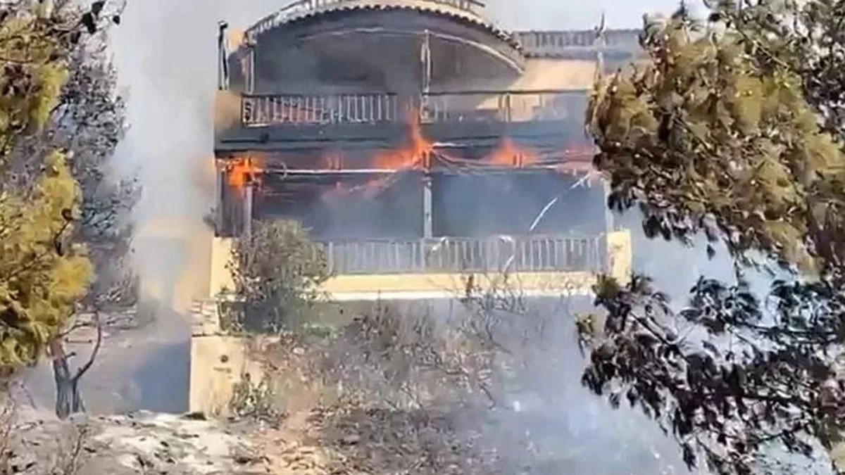 Φωτιά στην Άνω Γλυφάδα - Έχει εκκενωθεί το Πανόραμα Βούλας