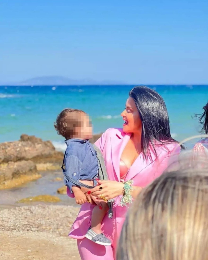 Η Δήμητρα Κατσαφάδου με το βαπτιστήρι της
