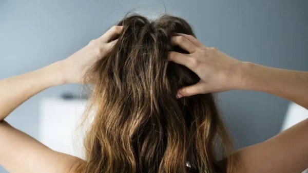 Θα είναι σαν κομμωτηρίου: Βάλε στα μαλλιά σου μαγειρική σόδα - Το αποτέλεσμα θα σε εκπλήξει
