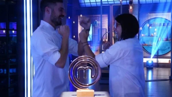 Masterchef 6: Συγκινήθηκαν Παναγιώτης και Καλλιόπη - Εισέβαλαν στο πλατό φίλοι και συγγενείς