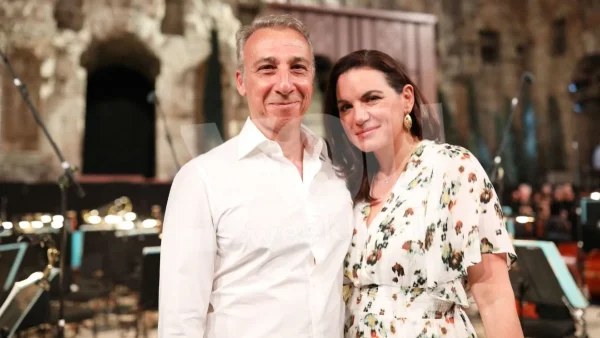 Με μακρύ φλοράλ φόρεμα - Εντυπωσιακή η Όλγα Κεφαλογιάννη στο πλευρό του Μίνωα Μάτσα