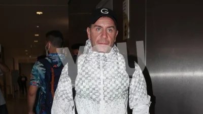 Έχει κορμάρα ακόμα στα 50 του - Ο Μαζωνάκης ποζάρει με μαγιό σε ερημική θάλασσα