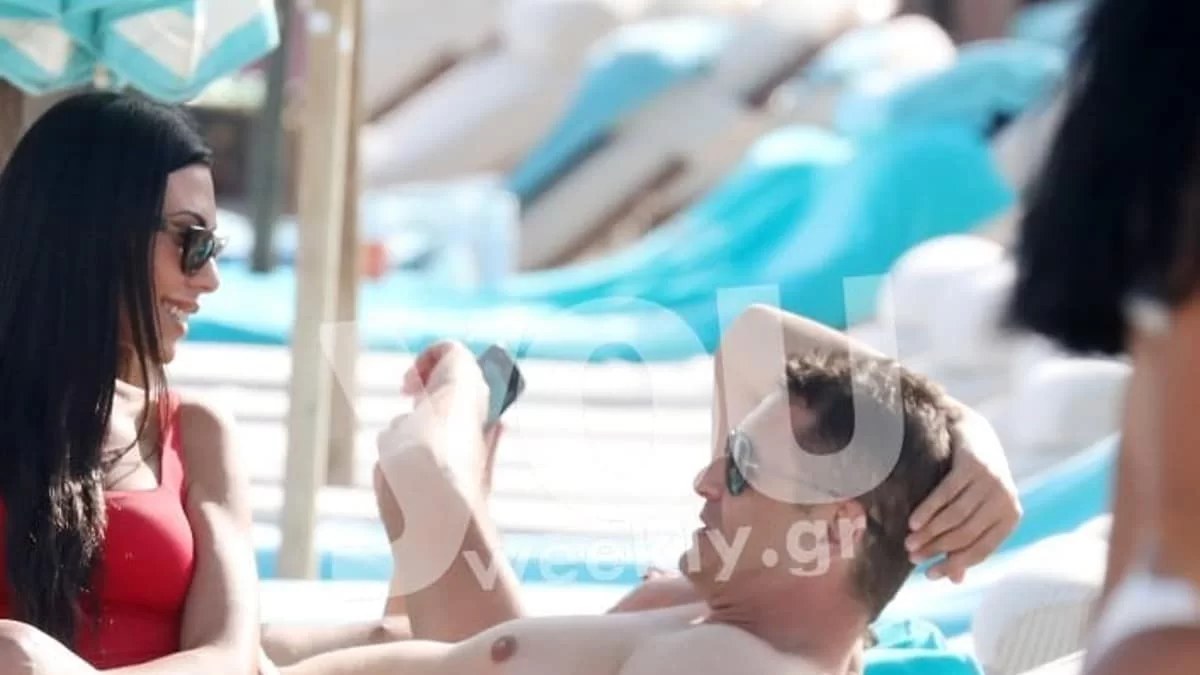Με κόκκινο και ξώπλατο ολόσωμο μαγιό - Η Ιωάννα Μπούκη “άναψε” φωτιές σε παραλία της Μυκόνου αγκαλιά με τον Σρόιτερ