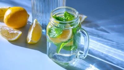 Μεγάλη προσοχή: Τι θα συμβεί στο σώμα σου όταν πίνεις νερό με λεμόνι κάθε μέρα