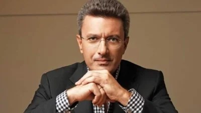Έχει τα ίδια λευκά μαλλιά με τον Νίκο - Αυτός είναι ο αδερφός του Χατζηνικολάου