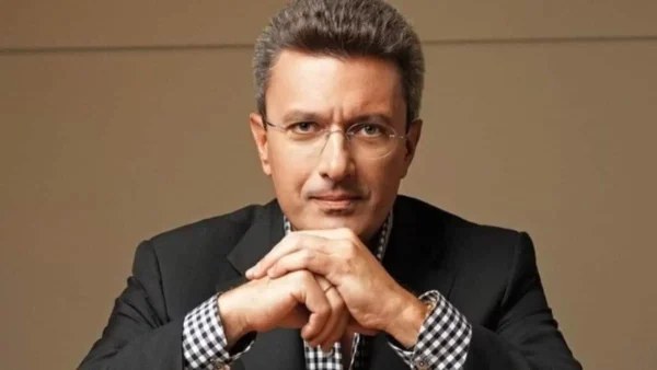 Έχει τα ίδια λευκά μαλλιά με τον Νίκο - Αυτός είναι ο αδερφός του Χατζηνικολάου