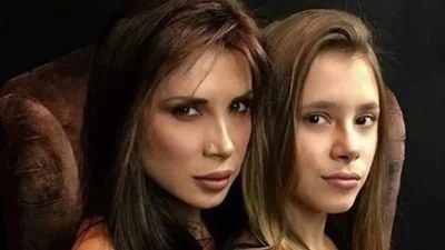 Άφωνοι όλοι με αυτήν την εμφάνιση - Η κόρη της Πάολα με άκρως αποκαλυπτικό λεοπάρ μαγιό