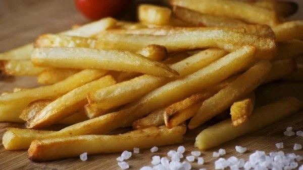 Το λάθος που κάνουνε όλοι: Ο λόγος που δεν βγαίνουν οι τηγανιτές πατάτες τραγανές έξω και μαλακές μέσα