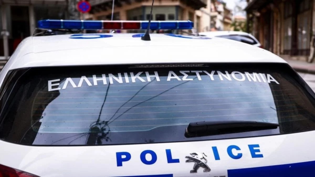Σοκ στην Νέα Σμύρνη - Άγνωστος πυροβόλησε από μπαλκόνι 17χρονο μαθητή στην κεντρική πλατεία