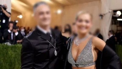 "Έσκασαν" τα ευχάριστα - Πασίγνωστο ζευγάρι της showbiz θα ανέβει τα σκαλιά της εκκλησίας