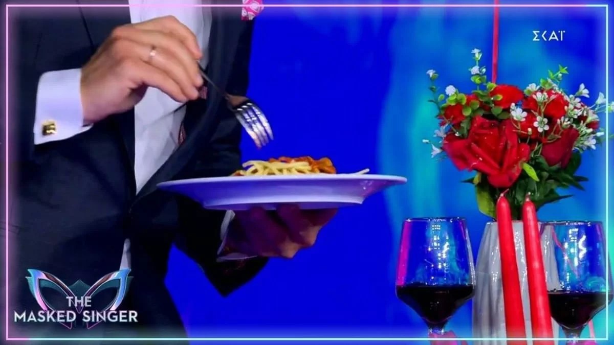 Επική στιγμή στο The masked singer! Ο Σάκης Ρουβάς έφαγε μακαρόνια στον αέρα της εκπομπής