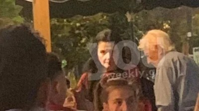 Για φαγητό με τον σύντροφό της η Ζωζώ Σαπουντζάκη - Με κόκκινο φόρεμα και έντονο μακιγιάζ