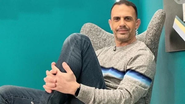 Έχει καθηλωτικό κορμί και δεν το ξέραμε - Ο Σαράντος από το πάνελ του ''Ποιος είναι πρωινιάτικα'' δείχνει τους κοιλιακούς του