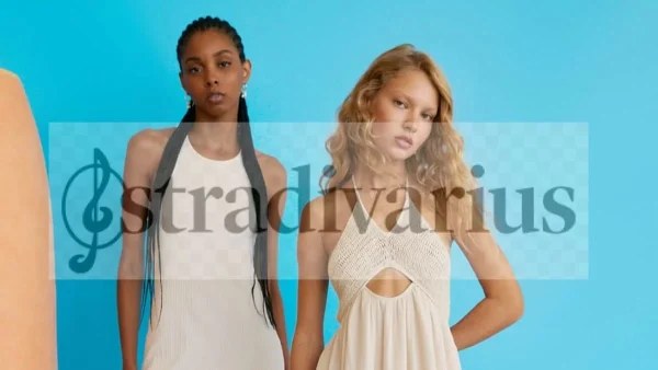 Ξεπουλάει στο λεπτό η μακριά ολόσωμη φόρμα από τα Stradivarius