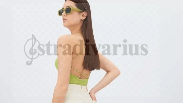 Ξεπουλάει στο λεπτό το τζιν από τα Stradivarius - Βγαίνει σε δυο χρώματα