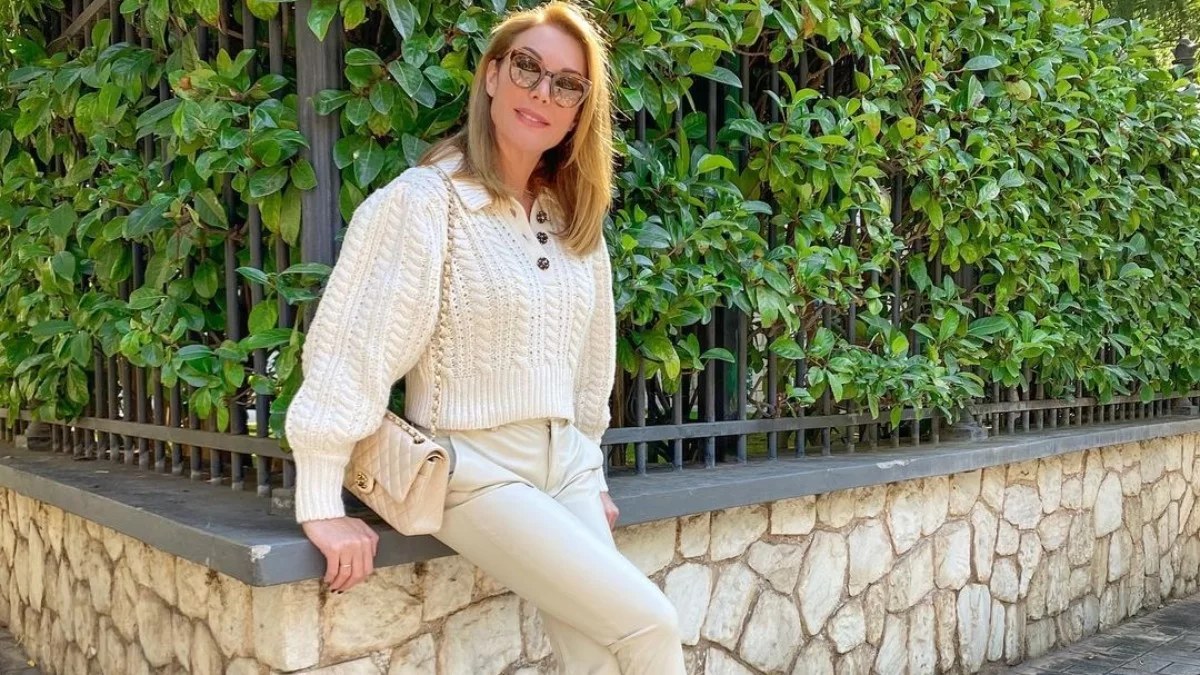 Με φυτά και τεράστιο ξύλινο τραπέζι - Η νέα φωτογραφία της Τατιάνας Στεφανίδου από τον κήπο του σπιτιού της