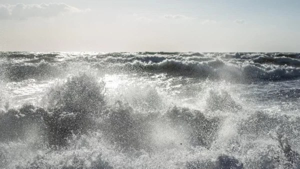 Βρέθηκε νεκρή γυναίκα στη θάλασσα