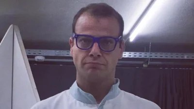 Έκατσε 9,5 ώρες στο χειρουργείο για να βάλει μαλλιά - Αγνώριστος ο Ορέστης Τζιόβας