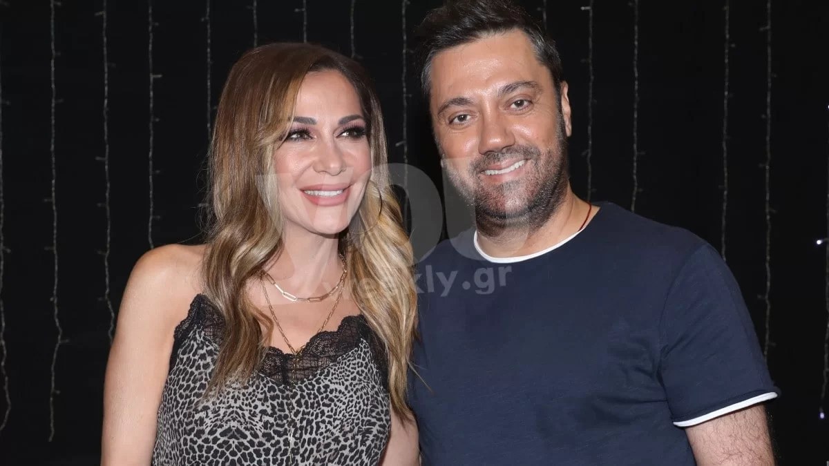 Με animal print μπλουζάκι και εφαρμοστό παντελόνι - Εντυπωσιακή η Δέσποινα Βανδή στο πλευρό του Θεοφάνους