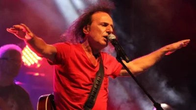 Χαμός στη συναυλία του Βασίλη Παπακωνσταντίνου στην Πάτρα - Έπιασε φωτιά διαμέρισμα από φωτοβολίδα
