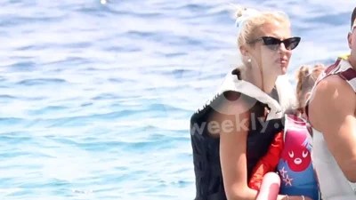 Στην Μύκονο η κόρη του Mrs Jumbo - Βόλτα με Jet Ski για την Χριστίνα Βακάκη με το σύζυγό και την κόρη τους