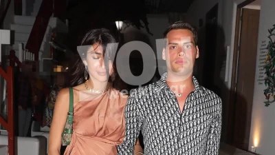 Με σατέν ροζ φόρεμα και πορτοκαλί σανδάλια - Η Χριστιάνα Μπέτα απολαμβάνει την βόλτα της στα σοκάκια της Μυκόνου με καλή παρέα