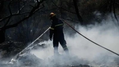 Σε ύφεση η φωτιά στη Μάνδρα