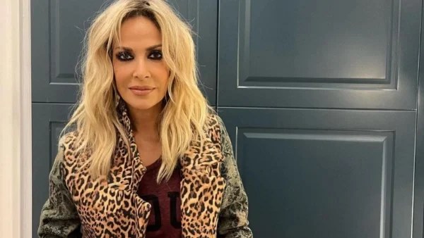 Στην πισίνα με μαύρο εντυπωσιακό μαγιό - Αρετουσάριστο υλικό της Άννας Βίσση στα 64 της