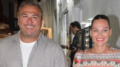Με κοραλί κραγιόν και απίστευτο φόρεμα - Η εμφάνιση της Μπόσνιακ στη Μύκονο στο πλευρό του Αντώνη Ρέμου