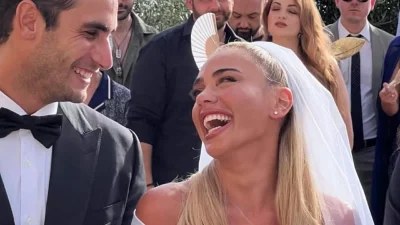 Τα 4 νυφικά της Κόνι Μεταξά στο γάμο της με τον Μάριο Καπότση στην Κρήτη