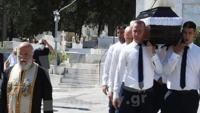 Μαυροφορεμένοι με σκυφτό το κεφάλι - Εικόνες θλίψης από την κηδεία του Περικλή Περάκη