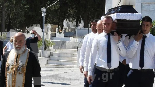 Μαυροφορεμένοι με σκυφτό το κεφάλι - Εικόνες θλίψης από την κηδεία του Περικλή Περάκη