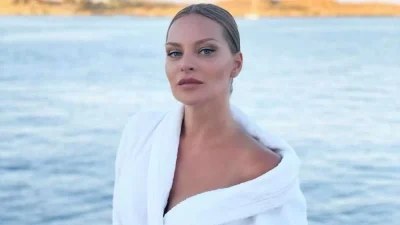 Ποζάρει στο πάτωμα με το πορτοκαλί μπικίνι της - ''Σούσουρο'' με την πόζα της Μπόσνιακ μπροστά στον καθρέφτη
