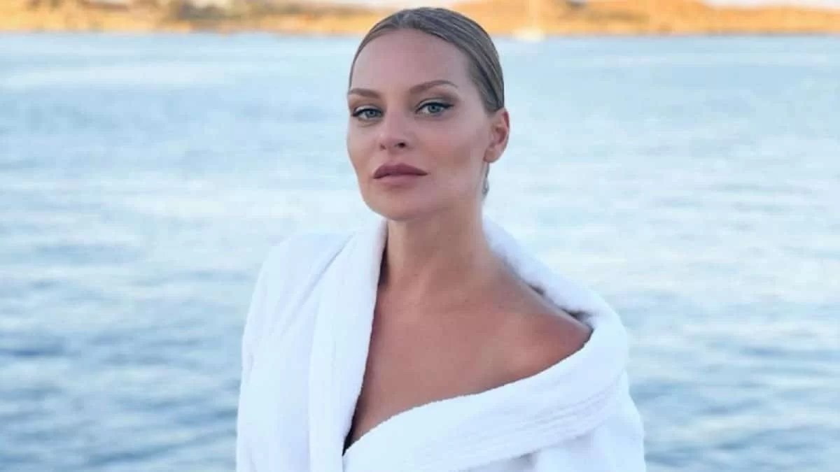 Ποζάρει στο πάτωμα με το πορτοκαλί μπικίνι της - ''Σούσουρο'' με την πόζα της Μπόσνιακ μπροστά στον καθρέφτη