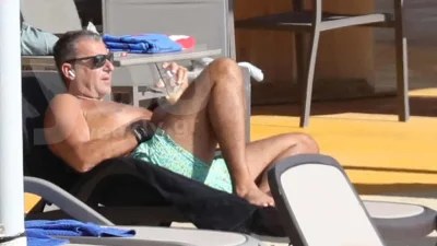 Στιγμές χαλάρωσης για τον Γιώργο Λιάγκα - Βόλτες στη Τήνο με το σκάφος