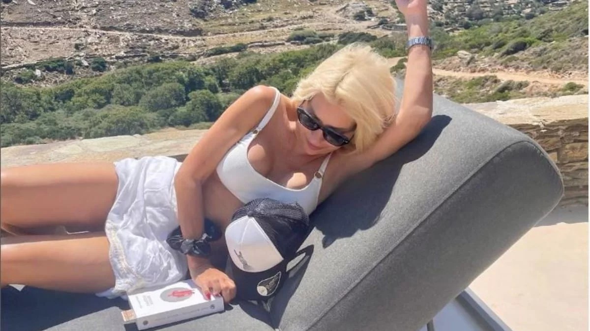 Με μίνι λεκό φόρεμα και τεράστιο καπέλο στο κεφάλι - Οι νέες φωτογραφίες της Μενεγάκη από παραλία της Άνδρου