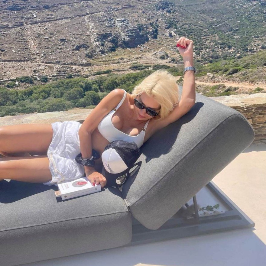 Ελένη Μενεγάκη με μαγιό
