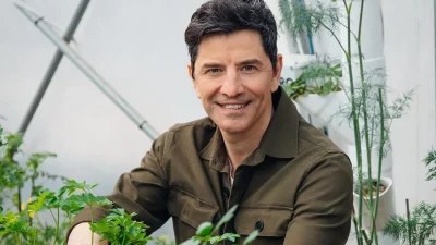 Βρήκε νέες ασχολίες εν όψει καλοκαιριού - Το βίντεο του Σάκη Ρουβά από το μποστάνι του