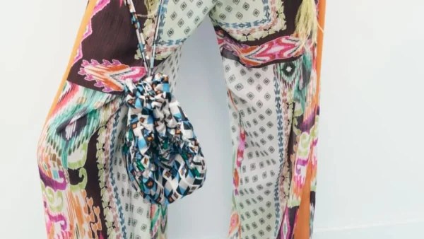 Τσάντα πουγκί σε 3 χρώματα από το Zara - Μόνο με 29,95 ευρώ