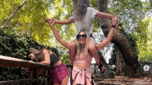 Στο λιμάνι με τις κούκλες κόρες της η Ελένη Πετρουλάκη - 'Ετοιμες για καλοκαιρινές διακοπές