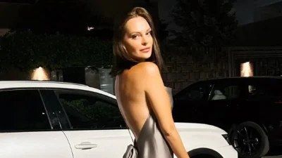 Με κόκκινο στράπλες καυτό μπικίνι - Η Υβόννη Μπόσνιακ ''ρίχνει'' το Instagram με την αρετουσάριστη φωτογραφία της