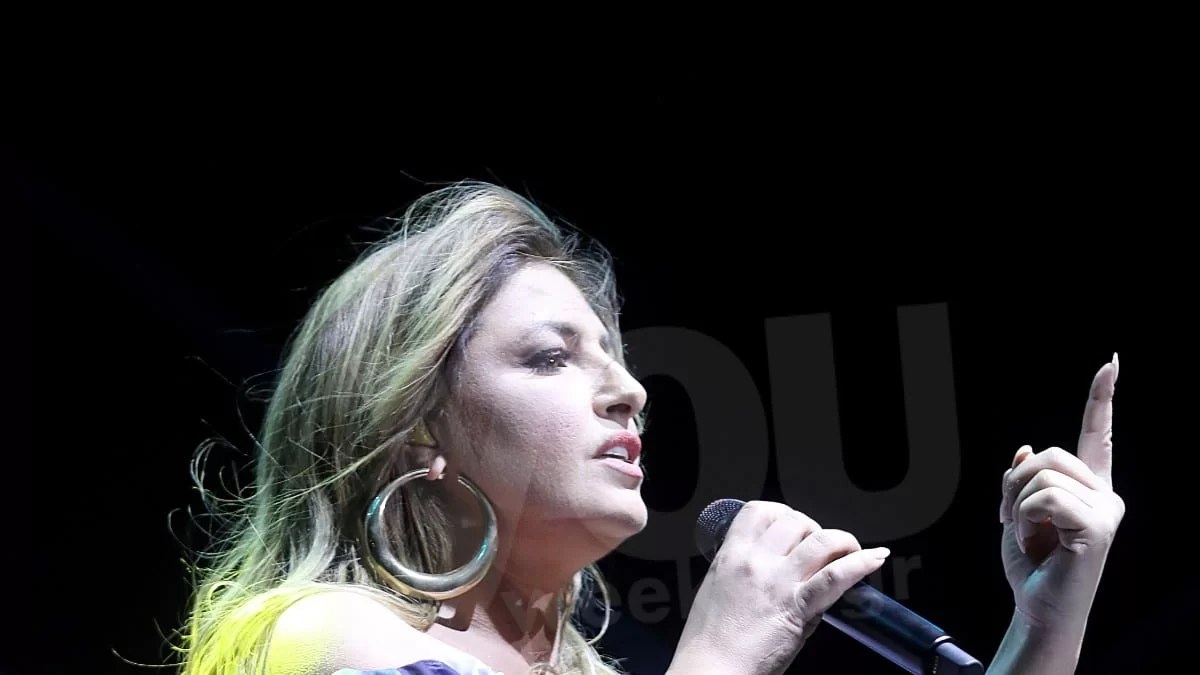 Σείστηκε όλο ο Γαλάτσι - Η "καυτή" εμφάνιση της Έλενας Παπαρίζου με πολύ κοντό σορτσάκι στην συναυλία της