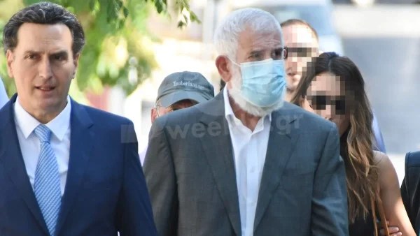 Μπήκε από την πίσω πόρτα ο Πέτρος Φιλιππίδης στο δικαστήριο μετά την φραστική επίθεση που δέχτηκε