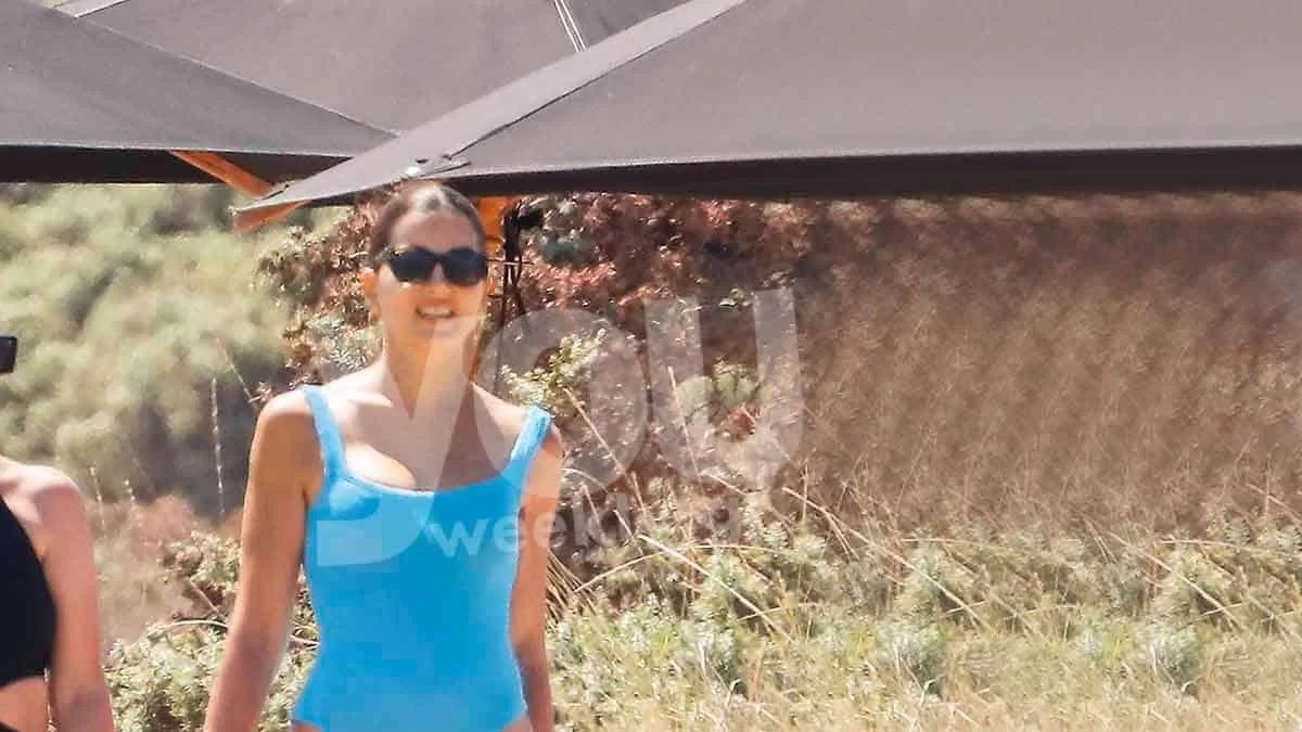 Με τυρκουάζ ολόσωμο μαγιό σε παραλία της Πάρου - Η Τσιμτσιλή στα 40 της με κορμί 20αρας